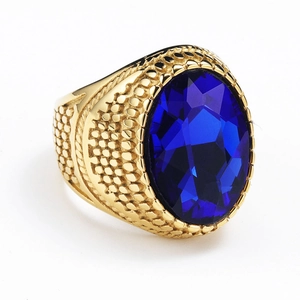 Seitenansicht des goldenen Vintage-Ringes mit Reliefstruktur und blauem ovalem Edelstein