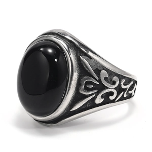 Dettaglio dell'anello punk vintage da uomo con onice nera ovale e incisioni laterali