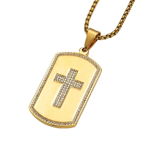 Makroansicht der goldenen Hundemarke mit Kristallkreuz und Boxkette im Punk-Stil