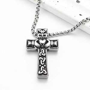 Collana con Pendente a Croce Celtica Claddagh in Acciaio Inossidabile Vintage per Uomo Gioielli Religiosi Cristiani Gotici con Mani Cuore e Corona