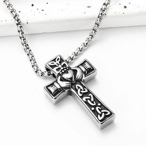 Ciondolo a croce Claddagh in acciaio al titanio lucido con cuore e corona su catena box