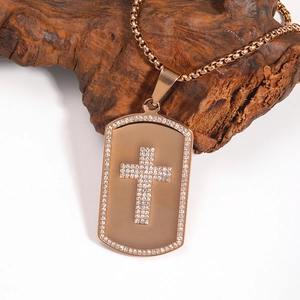 Detailansicht des roségoldenen Erkennungsmarken-Anhängers mit Kristallkreuz-Inlay