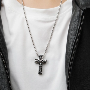 Collana a croce in acciaio inossidabile con cuore Claddagh e dettagli a nodo celtico