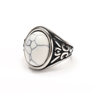 Dettaglio macro dell'anello con sigillo vintage da uomo con pietra bianca e incisioni