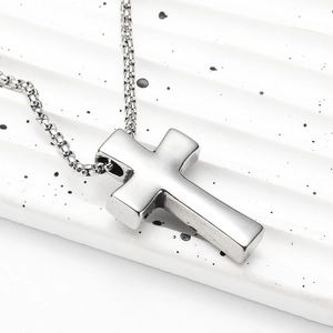 Collana con ciondolo a croce in acciaio inossidabile lucido e catena veneziana