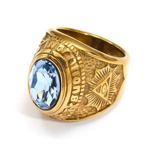 Detalle de anillo masónico vintage con gema azul y grabado del ojo de la providencia