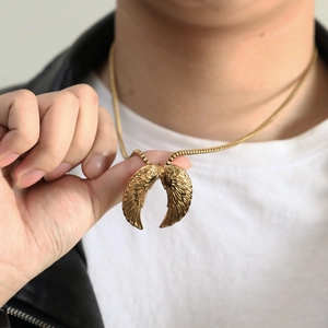 Gouden titanium stalen vleugel hanger ketting voor heren met fijne vedergravures