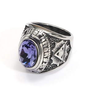 Vista macro de anillo punk vintage con gema morada y grabado del Ojo de la Providencia