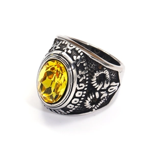 Vista detallada de un anillo punk de plata con una gema amarilla ovalada y grabados