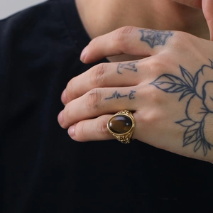 Macro di anello vintage da uomo in oro con pietra occhio di tigre e dettagli intagliati