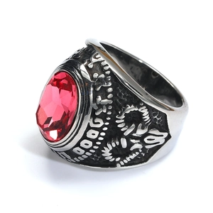 Vista macro de anillo punk vintage con gema roja ovalada y grabados en relieve