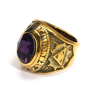 Detalle del Ojo de la Providencia en anillo punk dorado con gema de color violeta