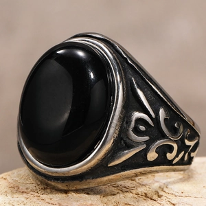 Anello punk vintage da uomo con onice nera ovale e fascia in argento incisa