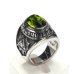 Detalle del anillo punk con piedra preciosa verde y grabado del Ojo de la Providencia