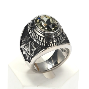 Detalle de anillo punk vintage con grabado del Ojo de la Providencia y piedra oscura