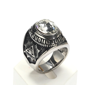 Detalle de anillo vintage de acero con piedra tallada y símbolo del ojo divino