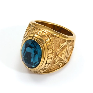 Detalle del anillo masónico con gema azul y grabado de Honor sobre metal de tono dorado
