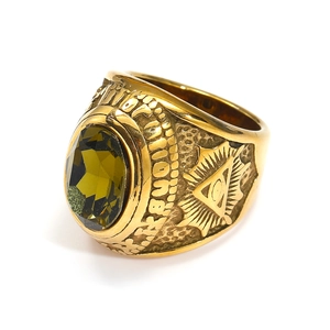 Detalle de anillo masónico dorado con gema verde y grabado del Ojo de la Providencia