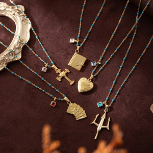 Set di collane in acciaio inossidabile dorato con croce, cuore e perline blu