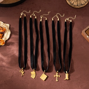 Set 5 choker retrò in velluto nero con ciondoli dorati come angeli e croci