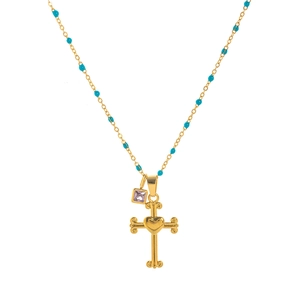 Dettaglio collana a croce placcata oro 18K con perline blu e ciondolo a cuore