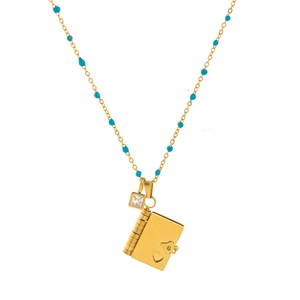 Dettaglio della collana dorata con perline turchesi e ciondolo a forma di libro