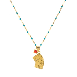 Dettaglio della collana dorata con perline blu, gemma rossa e ciondoli carte da poker
