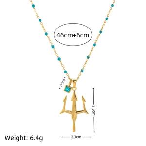 Dettaglio del ciondolo tridente in oro 18K con ciondolo blu e misure della catena