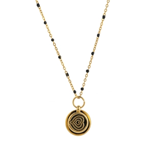 Collier chaîne dorée avec perles noires et pendentif coeur multicouche circulaire