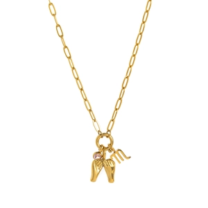 Dettaglio della collana Scorpione placcata oro 18K con mani e gemma rosa