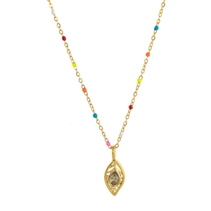 Détail du pendentif feuille avec pierre précieuse et perles colorées sur chaîne dorée