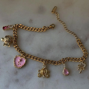 Bracciale in acciaio dorato con cuori in smalto rosa e ciondoli a fiocco di cristallo