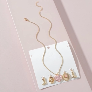 Set de collar chapado en oro con botas de vaquero y colgante de corazón rosa en tarjeta