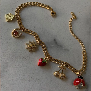 Bracciale a catena dorato con ciondoli a forma di sole, ciliegia e fragola con zirconi