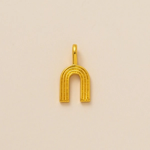 Detalle de colgante de arco dorado con textura de rayas verticales y anilla superior