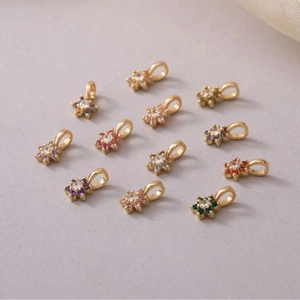 Exquisite vergoldete Blumenanhänger mit bunten Zirkoniasteinen und klarem Mittelstein