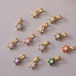 Detaillierte Makroansicht der bunten Zirkon-Blumenanhänger mit Goldbeschichtung und 12 Geburtssteinen