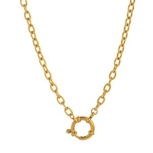 Detail van een gouden schakelketting met een gepolijste ronde veerringsluiting