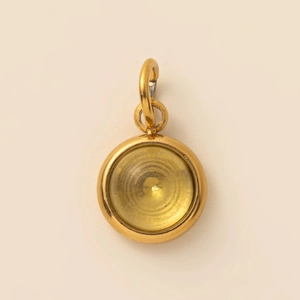 Détail du pendentif rond plaqué or 18K avec pierre jaune translucide et bélière