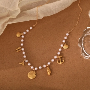 Goldene Halskette mit Perlen, Muscheln und Anker-Anhängern für maritime Sommer-Looks