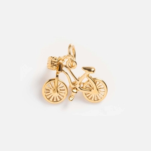 Gros plan détaillé d'un pendentif vélo doré avec un design de panier tissé élégant