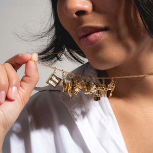 Collier à breloques doré pour femme avec pendentifs de villes comme Paris et Londres