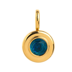 Detailopname van een 18K vergulde ronde hanger met een ingelegde blauwe geboortesteen