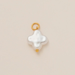 Pendentif trèfle en perle baroque avec boucle en métal doré et détails raffinés