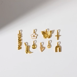 Lot de neuf pendentifs dorés avec lettrage mama, papillon, croix, botte et cœur