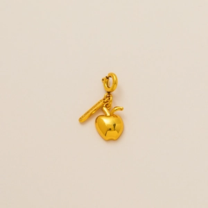 Vue détaillée du pendentif pomme dorée avec gravure Fortunateness et fermoir à ressort