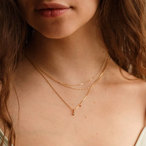 Élégant collier triple épaisseur plaqué or avec un pendentif rond en pierre bleue