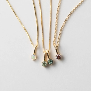 Ensemble de colliers élégants en acier doré avec pendentifs en cristal rond colorés