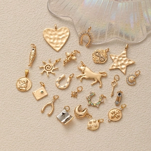 Collection de pendentifs dorés tendance aux formes de cœur, d'étoile et d'animal