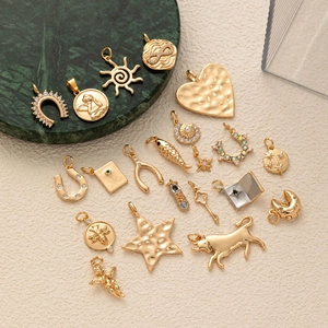 Pendentif en Cuivre Plaqué Or 14K à la Mode Forme de Coeur Étoile Lune Soleil Animal Accessoire de Bijoux DIY pour Collier Bracelet Cadeau Femme